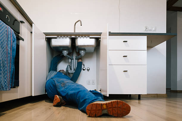 Professional Emergency Plumber technician working in Surfside, FL